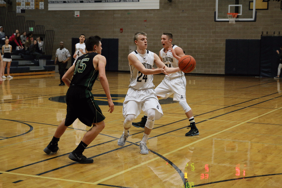 Drew Bryson (17) passes the ball to a teammate during the game against Marysville-Getchell. 