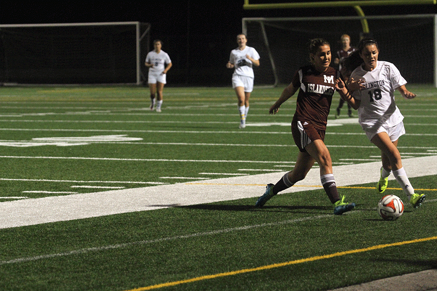 Hannah Heister (18) races off with possession of the ball against Mercer Island on September 9, 2016. 