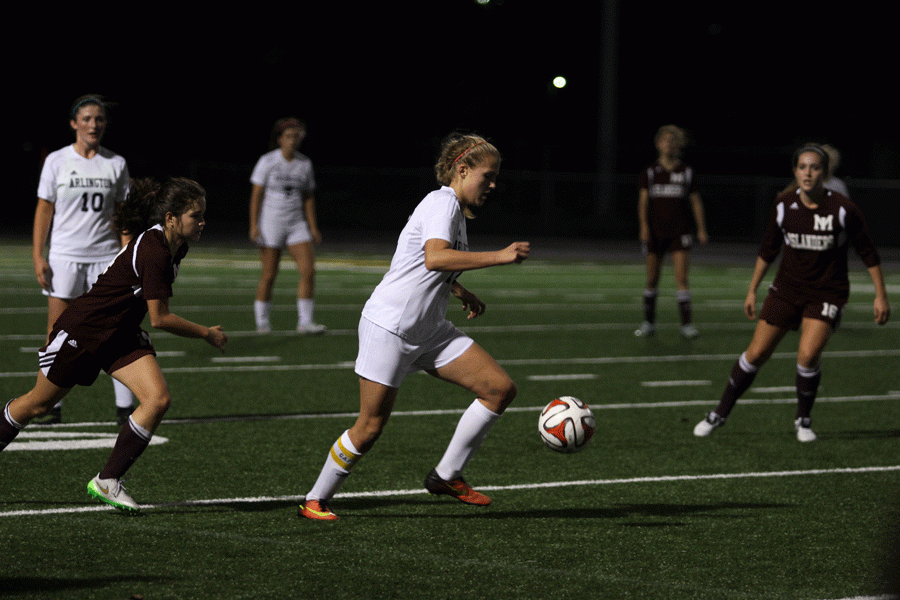 Mercer Island player gives up the ball to Mackenzie Buell ('17) during the 2nd half. At this point in the game, it's at a tie. 