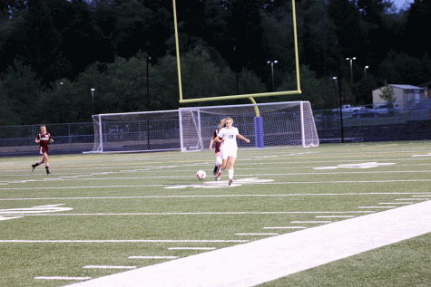 Forward Jersey Heiss (21) passes the ball up to a teammate. 