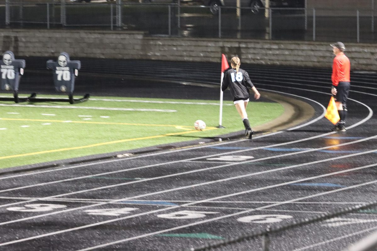 Grace Davis (25) takes a corner kick to have a chance of more assists.