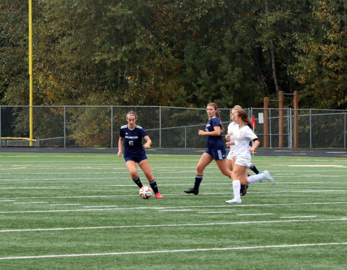 Chloe Falk (25’) moves to advance the ball up the field towards the goal