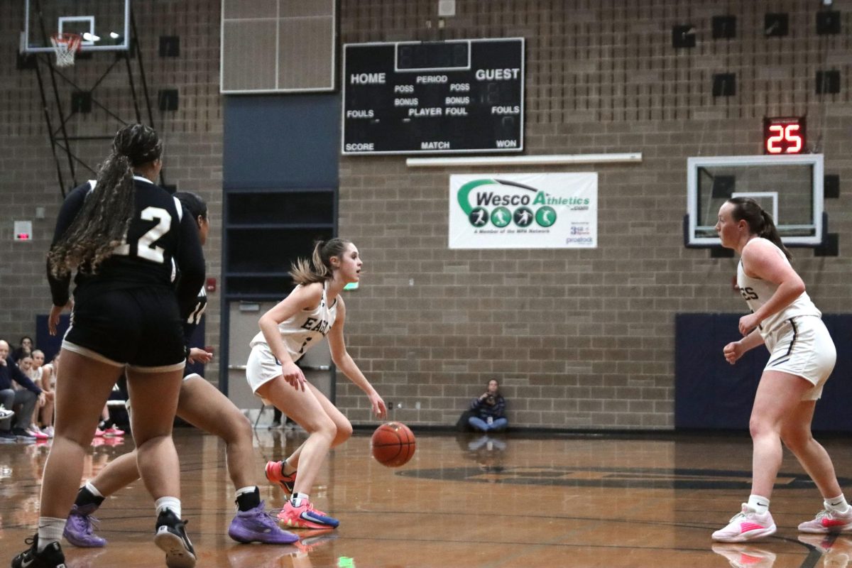 Known for her buzzer beater win from the game against Snohomish, Kailee Anderson (‘27) is taking the ball down looking to pass the ball out to the corner of the key. “She trusted me to knock it down when we needed it” Anderson said as she guarded the ball diligently.